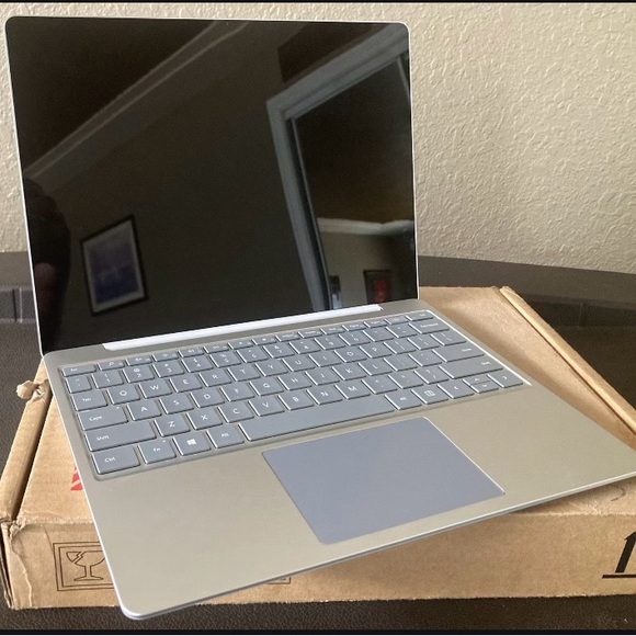 Microsoft Surface Laptop GO- 12.4